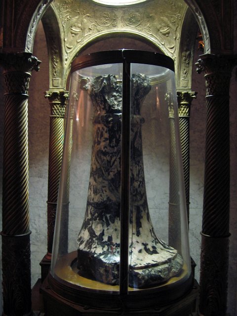 Basilica di San Prassede-4.JPG - A room within this church houses the Flagellation column upon which Jesus was scourged; it was brought from Jerusalem in 1223.
